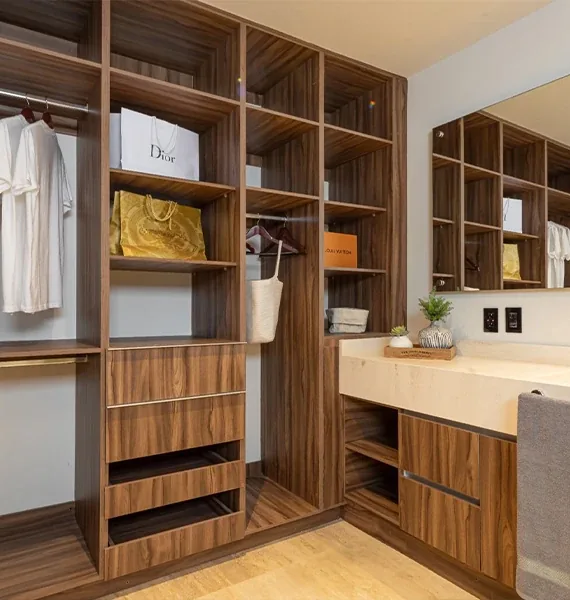 Closet abierto en madera