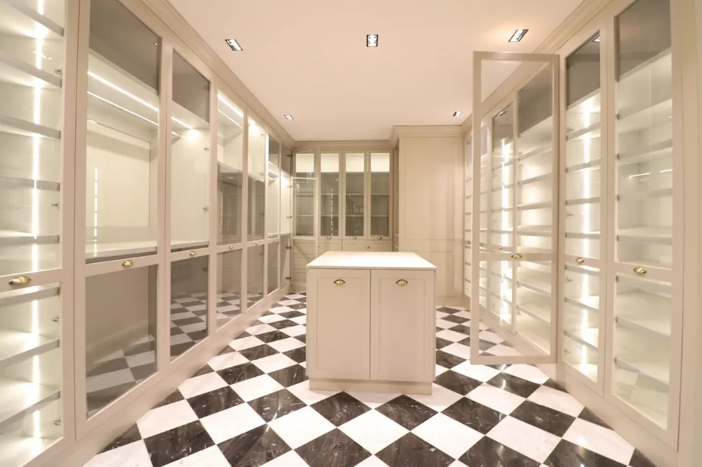 Vestidor con puertas de cristal e isla central