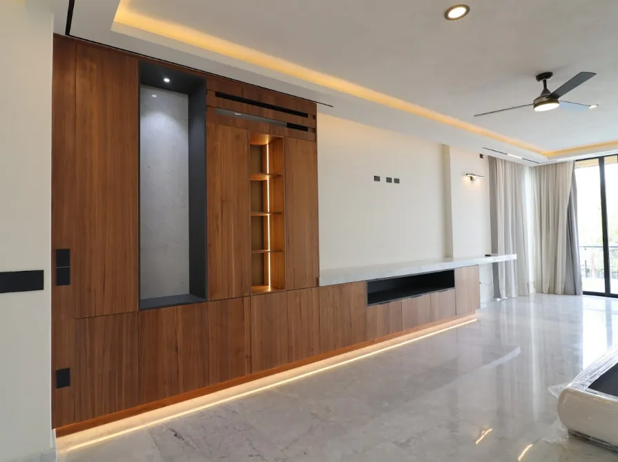 Mueble de TV y panelado de nogal a la medida